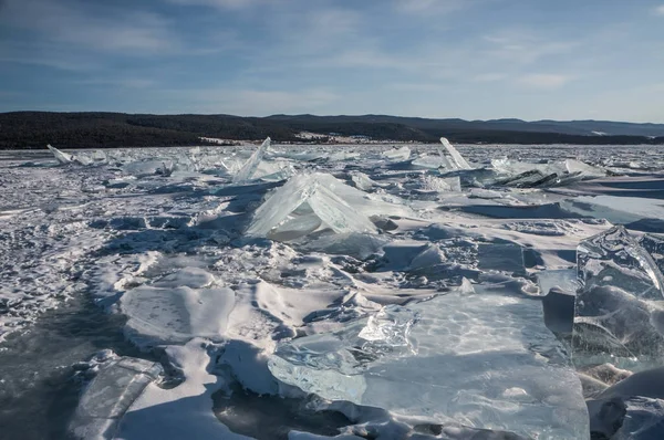 Fiume ghiacciato in inverno — Foto stock