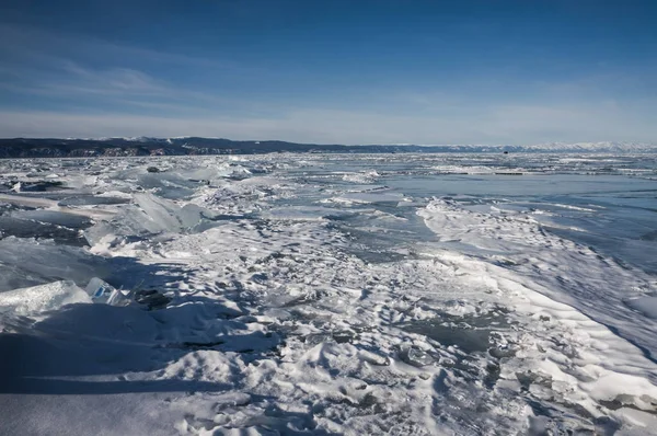 Río congelado en invierno - foto de stock