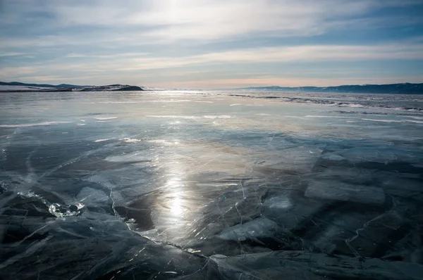 Fiume ghiacciato in inverno — Foto stock