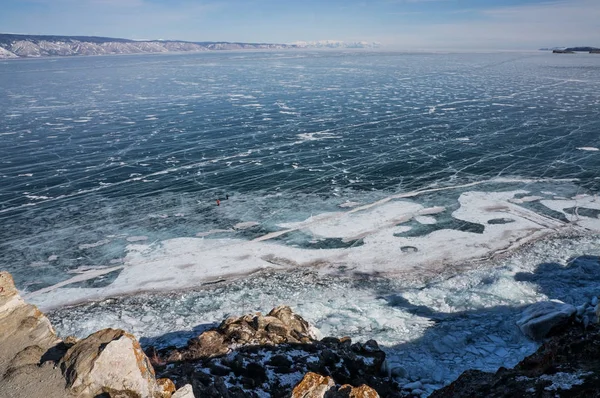 Río congelado en invierno - foto de stock