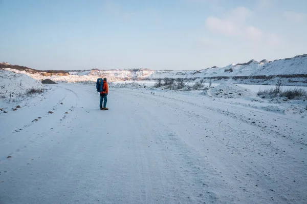 Turista in piedi su strada innevata — Foto stock