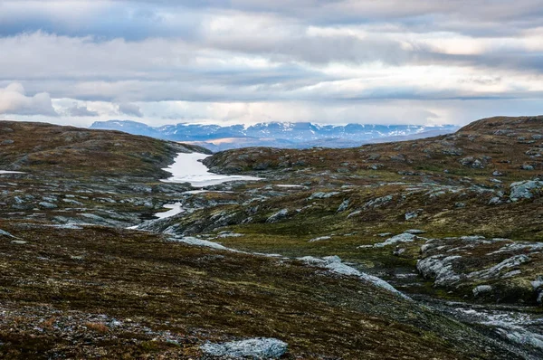 Vallée rocheuse et nuages — Photo de stock