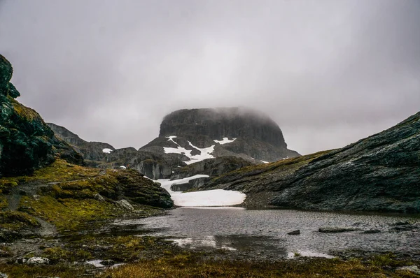 Montagne e nuvole scena — Foto stock