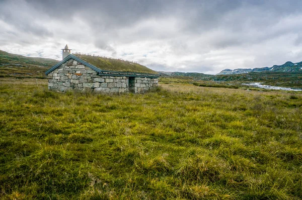 Petite maison sur prairie — Photo de stock