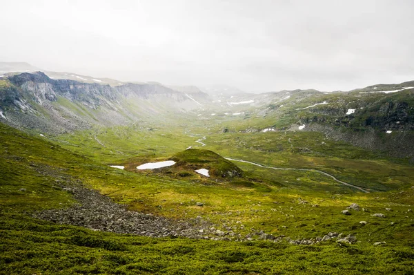 Montagnes et nuages scène — Photo de stock