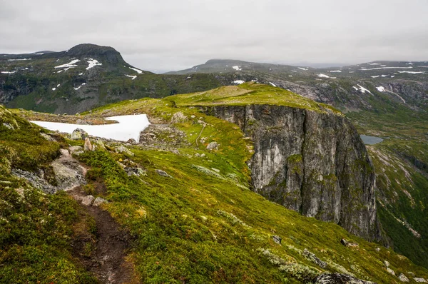 Montagnes et nuages scène — Photo de stock