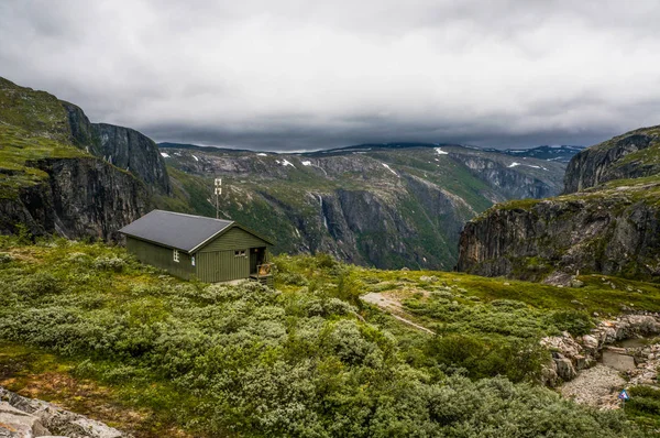 Haus auf Wiese mit Bergen — Stockfoto