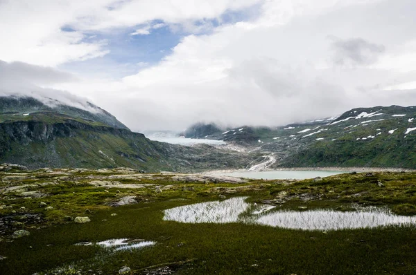 Montagne e nuvole scena — Foto stock