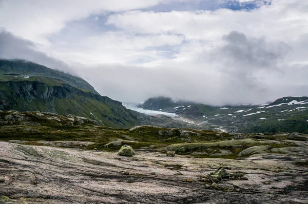 Montagnes et nuages scène — Photo de stock