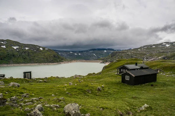 Casas en pradera con río - foto de stock