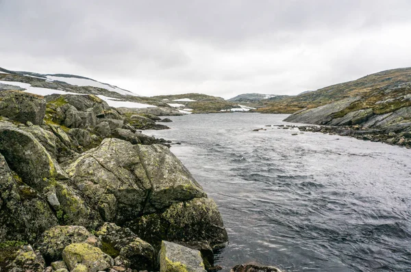 Fluss und felsige Berge — Stockfoto