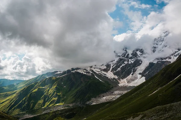 Schöne felsige Berge — Stockfoto