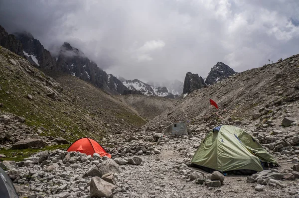 Camping en montañas - foto de stock