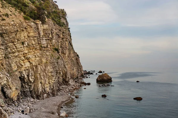 Falaises rocheuses sur la côte de la mer — Photo de stock