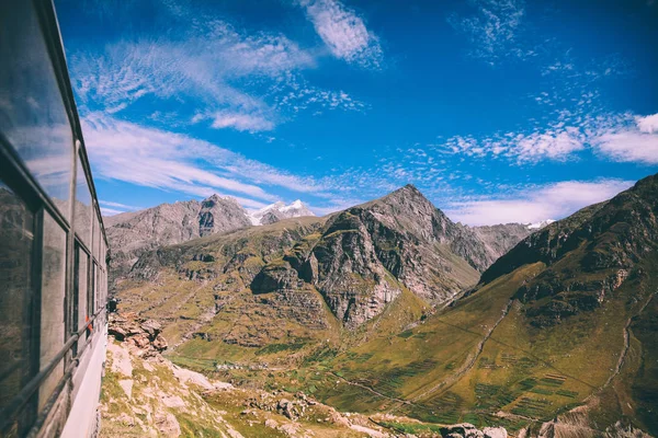 Beautiful scenic landscape in indian himalayas, view from the vehicle — Stock Photo