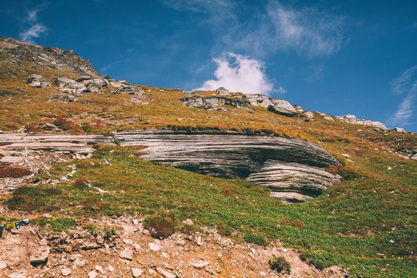 Bela paisagem montanhosa com enormes rochas no Himalaia indiano, Rohtang Pass — Fotografia de Stock