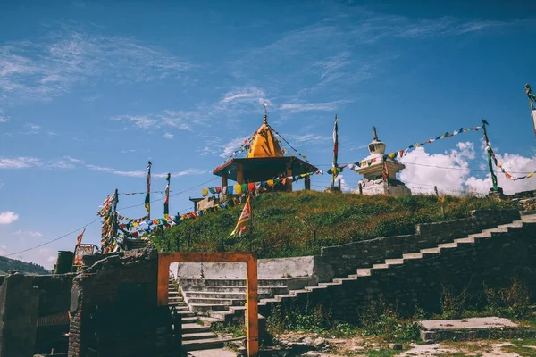 Arquitetura tradicional e bandeiras de oração coloridas no Himalaia indiano, Rohtang Pass — Fotografia de Stock