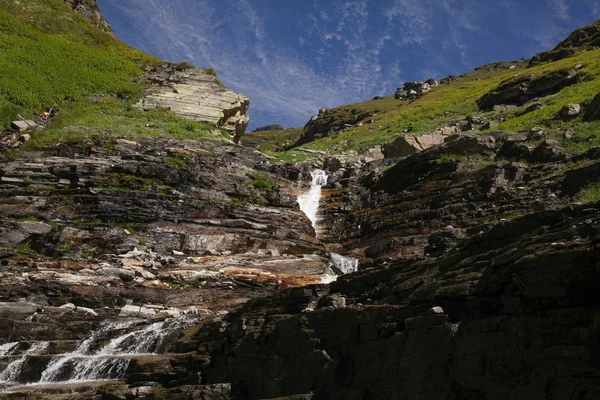 Красивый водопад на живописных скалах в индийских Гималаях, перевал Рохтанг — стоковое фото