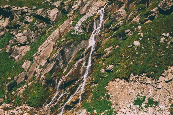 Belle petite cascade sur les rochers dans l'Himalaya indien, Rohtang Pass — Photo de stock