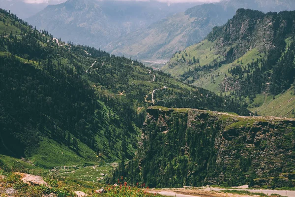 Maestose montagne ricoperte di alberi verdi in Himalaya indiano, Passo Rohtang — Foto stock