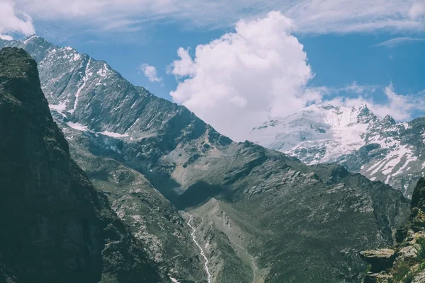 Beautiful mountain landscape with majestic snow capped peaks in Indian Himalayas, Rohtang Pass — Stock Photo