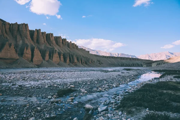 Belles formations naturelles et rivière de montagne rocheuse dans l'Himalaya indien, région du Ladakh — Photo de stock