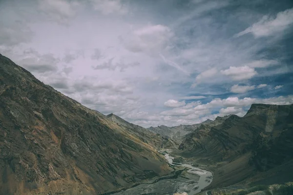 Hermoso valle de montaña con río y paisaje escénico en los Himalayas indios, región de Ladakh - foto de stock