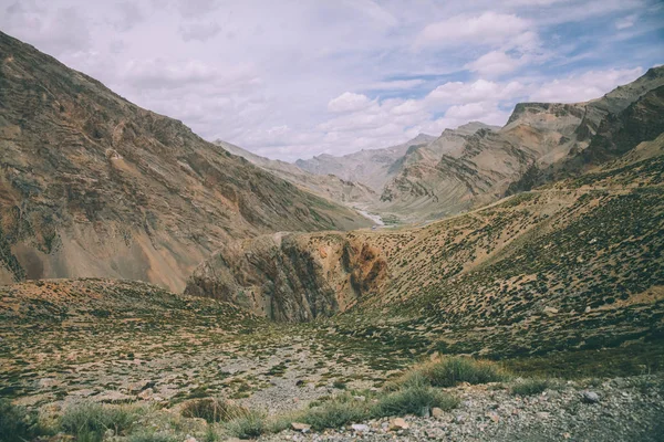 Bela paisagem rochosa cênica no Himalaia indiano, região de Ladakh — Fotografia de Stock