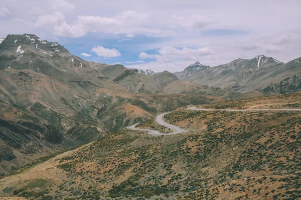 Bela paisagem montanhosa cênica com caminho no Himalaia indiano, região de Ladakh — Fotografia de Stock