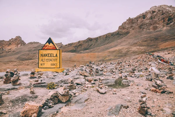 Signe nakeela et rochers dans la vallée de montagne dans l'Himalaya indien, région du Ladakh — Photo de stock