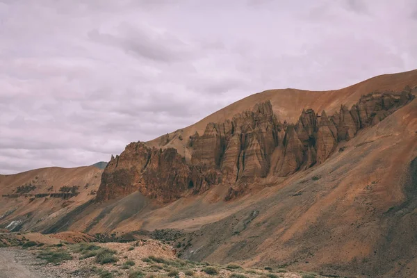 Rochas e majestosa paisagem montanhosa no Himalaia indiano, região de Ladakh — Fotografia de Stock