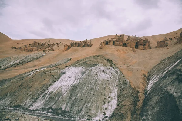 Felsen und malerische Berglandschaft im indischen Himalaya, ladakh Region — Stockfoto