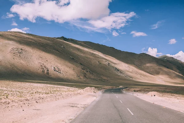 Leere Asphaltstraße im Gebirgstal im indischen Himalaya — Stockfoto
