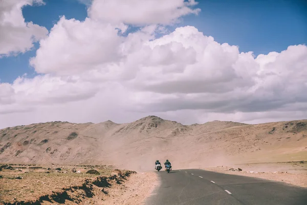 Zwei motorradfahrer auf bergstraße im indischen himalaya, ladakh region — Stockfoto