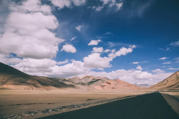 Strada asfaltata vuota nella valle montuosa dell'Himalaya indiano, regione Ladakh — Foto stock