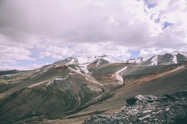 Montagnes majestueuses avec des sommets enneigés dans l'Himalaya indien, région du Ladakh — Photo de stock