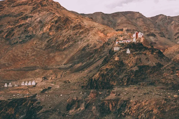 Bellissime montagne rocciose con architettura tradizionale in Himalaya indiano, regione Ladakh — Foto stock