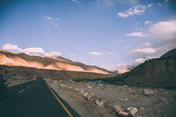 Asphalt road and majestic rocky mountains in Indian Himalayas, Ladakh region — Stock Photo