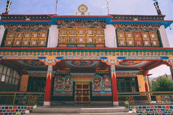 Monumental edifício antigo na cidade de Leh, Himalaia indiano — Fotografia de Stock