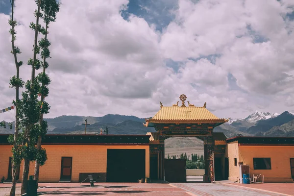 Portões e entrada para a cidade de Leh no Himalaia indiano — Fotografia de Stock