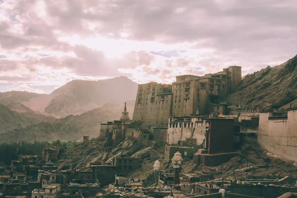 Ciudad de Leh paisaje urbano en el Himalaya indio - foto de stock
