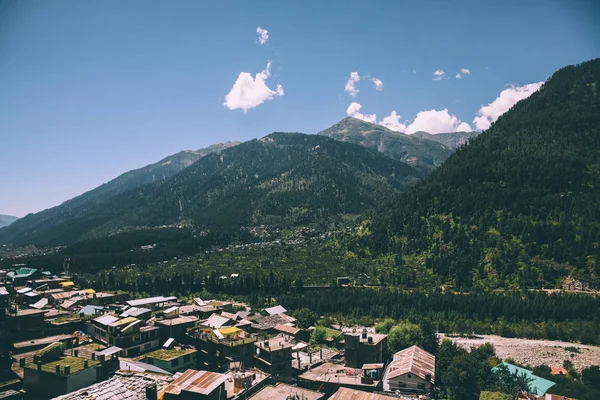 Hermosas montañas verdes y pueblo en himalayas indios, Manali - foto de stock