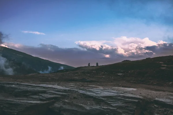 Majestuoso paisaje montañoso al amanecer en los Himalayas indios, Rohtang Pass - foto de stock