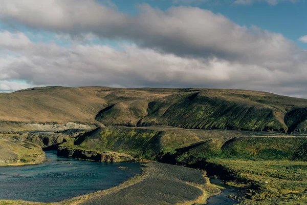 Schöne malerische Landschaft mit majestätischem Fluss in Island — Stockfoto