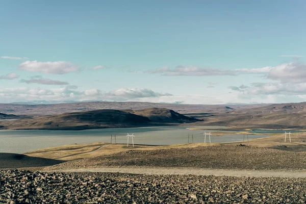 Bellissimo paesaggio panoramico con tralicci elettrici in Islanda — Foto stock