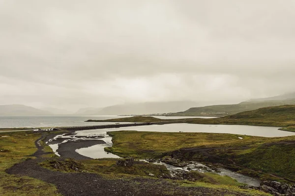 Paysage étonnant avec rivière et collines herbeuses en Islande — Photo de stock