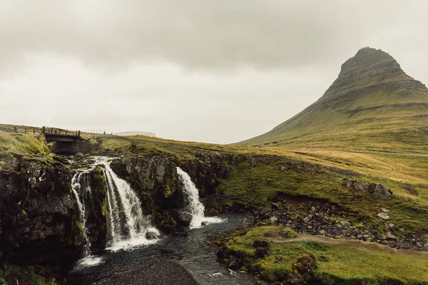 Increíble paisaje con majestuosa cascada escénica en Islandia - foto de stock