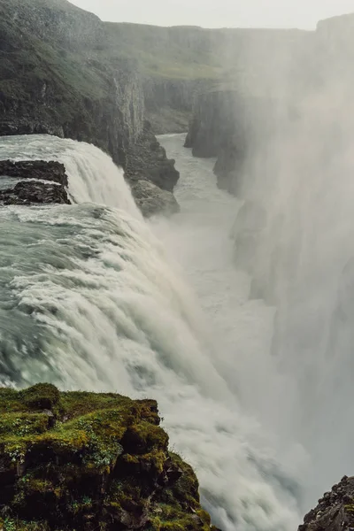 Hermoso paisaje majestuoso con cascada en Islandia - foto de stock
