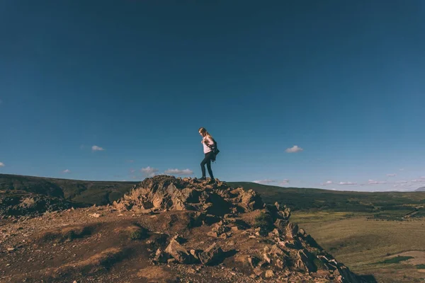 Junge Frau steht auf Klippe und schöne Landschaft in Island — Stockfoto
