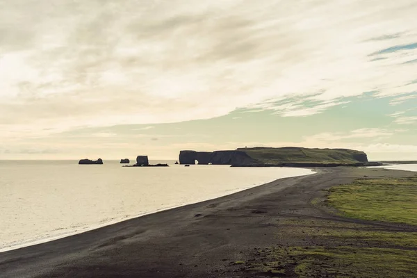 Beau paysage avec littoral pittoresque en Islande — Photo de stock